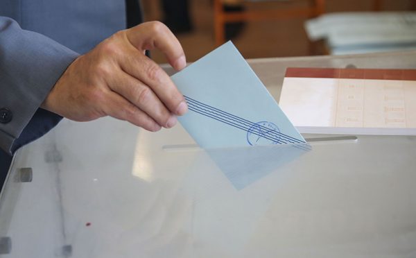 Greek Elections 2023: Group “hooky” by electoral officers from a polling center in Alimos