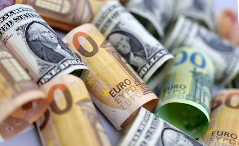 Συνάλλαγμα: Το ευρώ ενισχύεται 0,18%, στα 1,0718 δολάρια