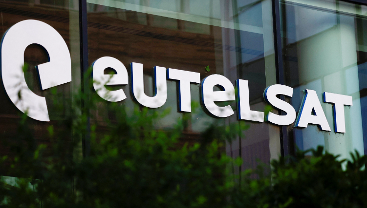 Eutelsat: Προσπαθεί να επιβιώσει μεταξύ των συμπληγάδων Μασκ και Μπέζος
