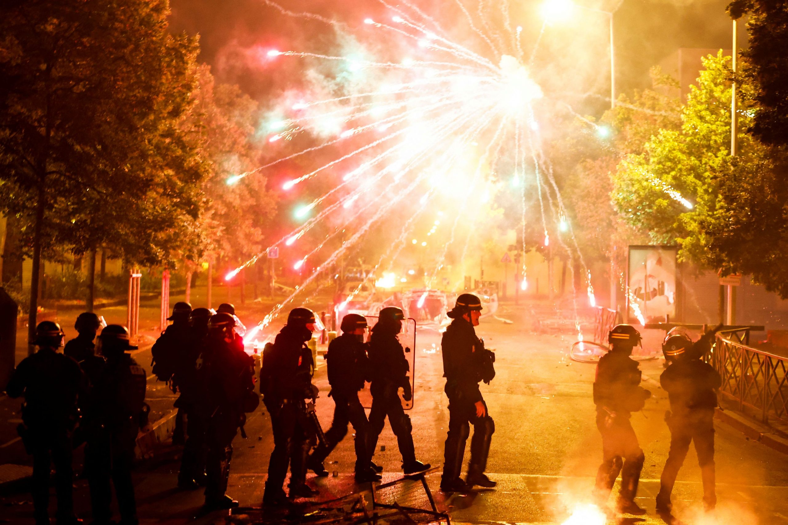 Γαλλία: Οι αρχές σκληραίνουν τη στάση τους στους διαδηλωτές μετά την τρίτη νύχτα βίας [videos]