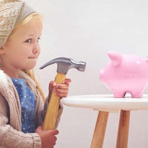Χρήματα: Πότε και πώς θα πρέπει οι γονείς να μάθουν στα παιδιά τους τα χρήματα