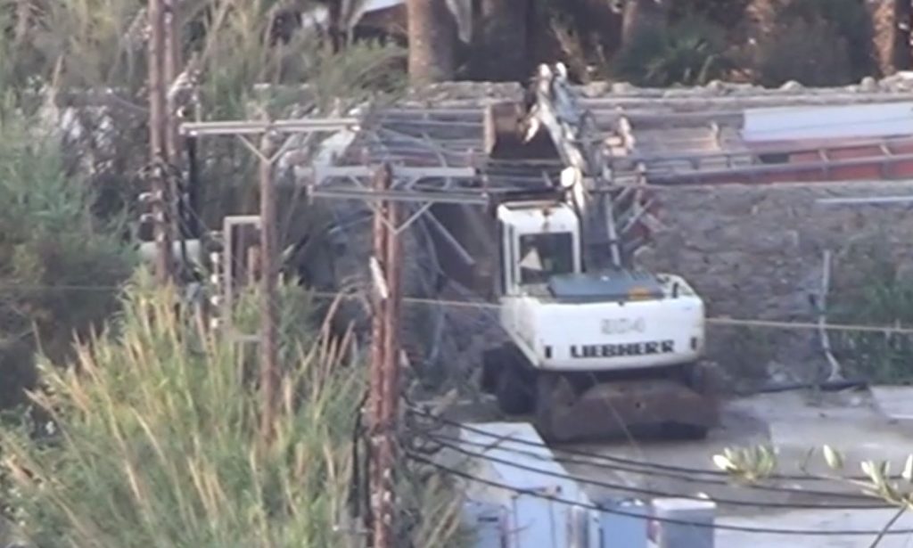 Mykonos: Bulldozers in Psarrou and Panormos