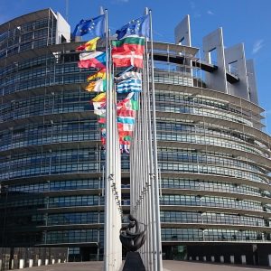Βρυξέλλες: Μάχη Κομισιόν – Ευρωβουλής για τις περικοπές στις δαπάνες
