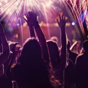 Μύκονος: Πώς κλείνονται τα πριβέ πάρτι σε βίλες, πόσο κοστίζουν οι προσκλήσεις