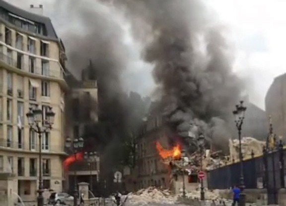 Έκρηξη στο Παρίσι: Κτίρια τυλίχθηκαν στις φλόγες
