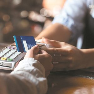 Κάρτες: H χρήση του πλαστικού χρήματος κερδίζει έδαφος