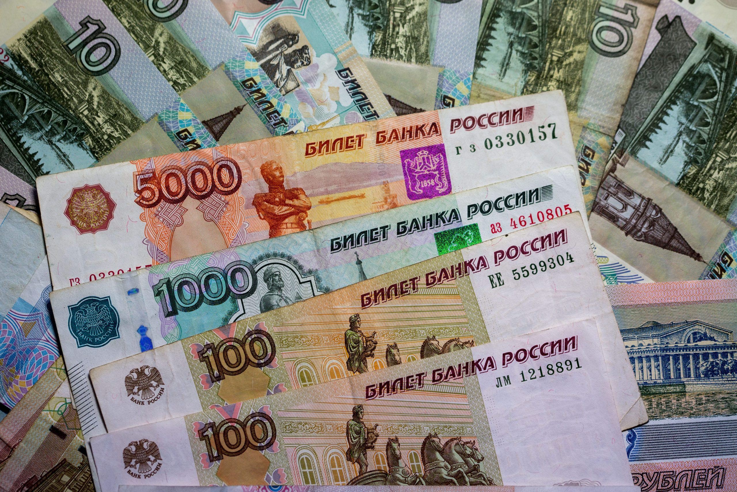 Ρωσία: Πώς ο πόλεμος «άδειασε» τις τράπεζες και γέμισε τη χώρα με σάκους από μετρητά