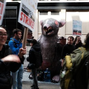 ΗΠΑ – Χόλιγουντ: «Τα βρίσκουν» με τα στούντιο οι σκηνοθέτες, σε απεργία οι σεναριογράφοι