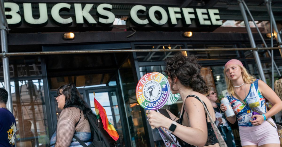 Starbucks: Απεργία σε καταστήματα και οργή για την αφαίρεση διακόσμησης του LGBTQ + Pride