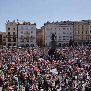Πολωνία: Η μεγαλύτερη «εδώ και 30 χρόνια» αντικυβερνητική διαδήλωση στη Βαρσοβία [Video]