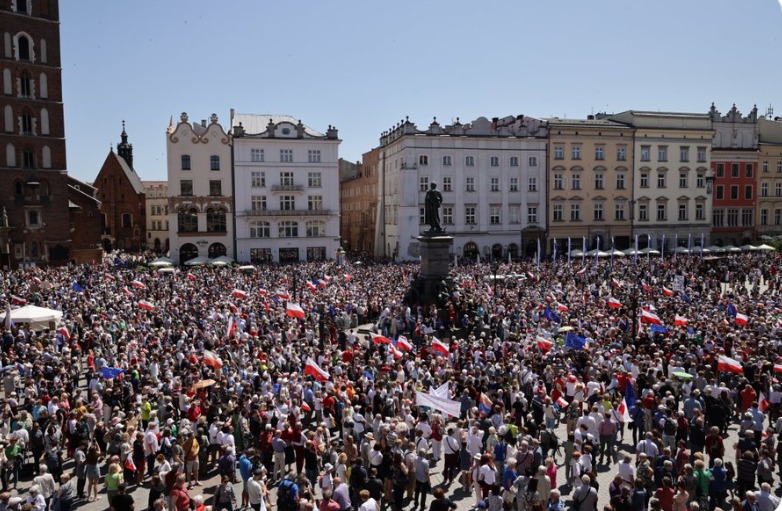 Πολωνία: Η μεγαλύτερη «εδώ και 30 χρόνια» αντικυβερνητική διαδήλωση στη Βαρσοβία [Video]