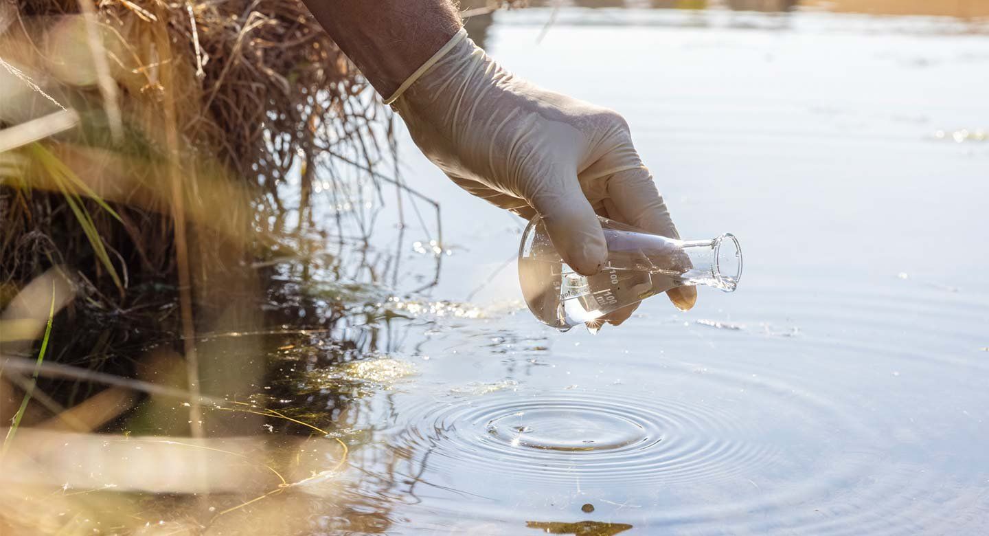 PFAS: Με σχεδόν 1,2 δισ. κλείνουν στόματα για τα «παντοτινά χημικά»