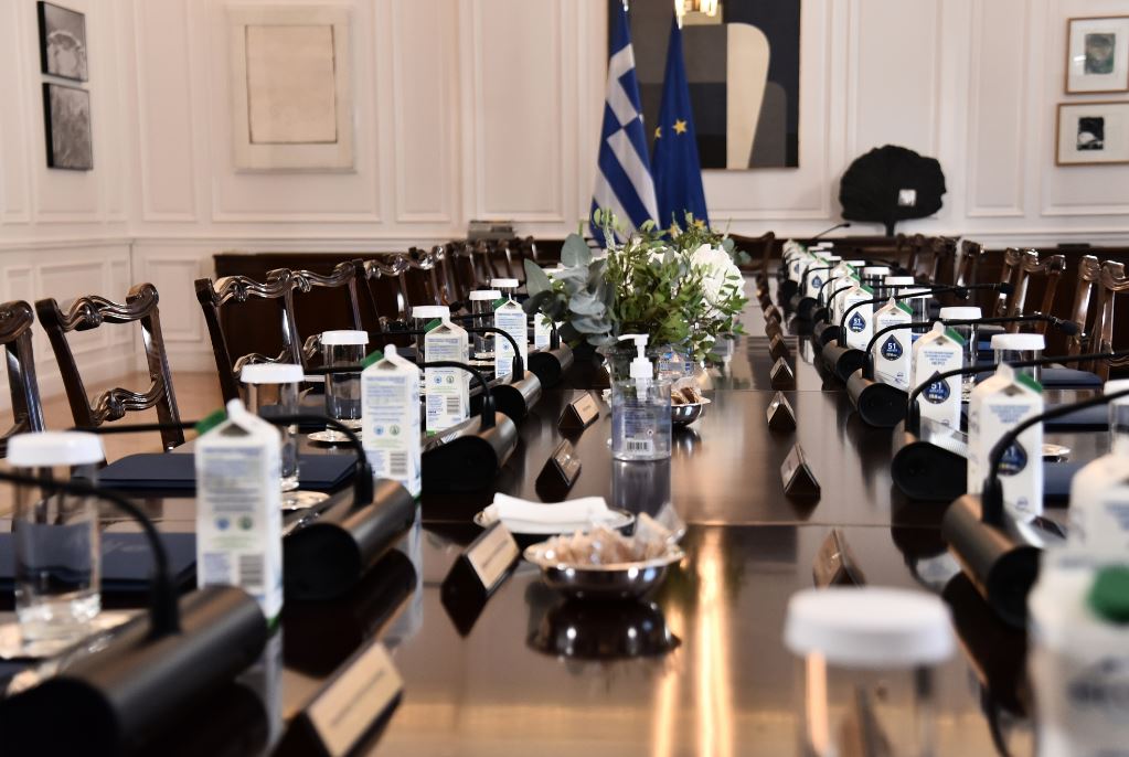 “Do it like 2019”: Greek PM hands out “blue files”, special meetings with ministers