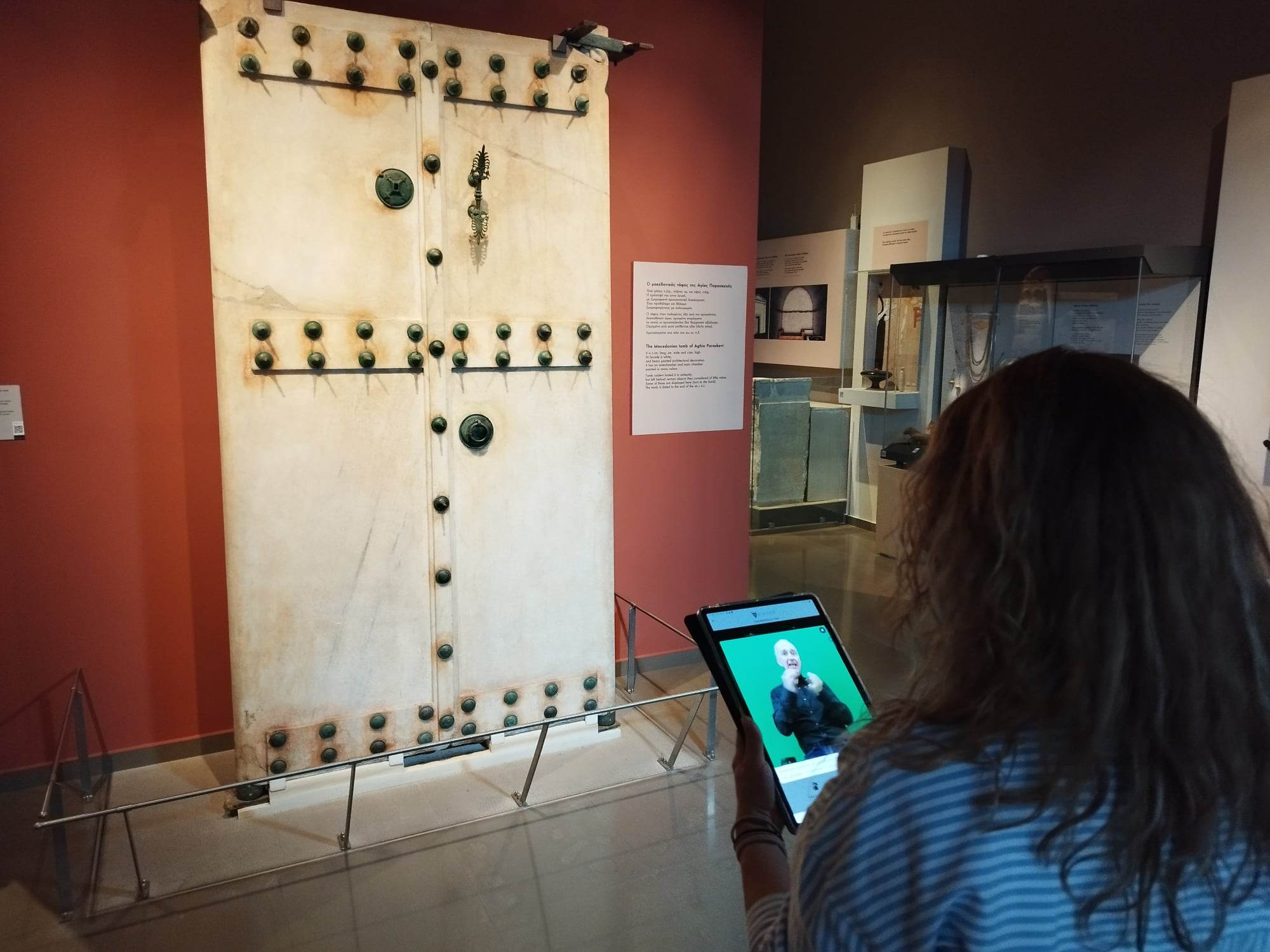 Αρχαιολογικό Μουσείο Θεσσαλονίκης: Αυτόνομη ξενάγηση κωφών μέσω εφαρμογής στη νοηματική γλώσσα