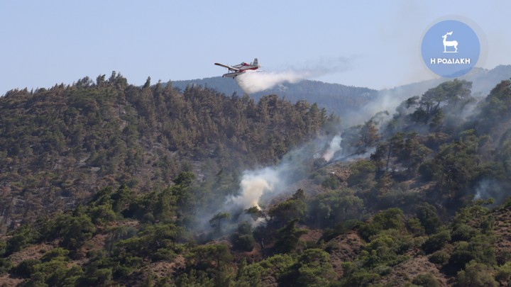 Φωτιά στην Ρόδο: Ολονύχτια μάχη με τις φλόγες – Ξεκίνησαν ξανά να επιχειρούν τα εναέρια μέσα