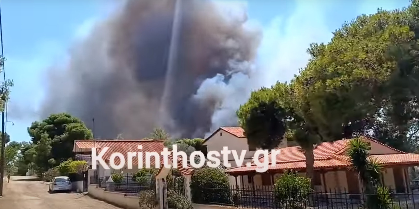 Λουτράκι: Φωτιά κοντά σε κατοικημένη περιοχή – Εντολή εκκένωσης σε κατασκήνωση και οικισμούς