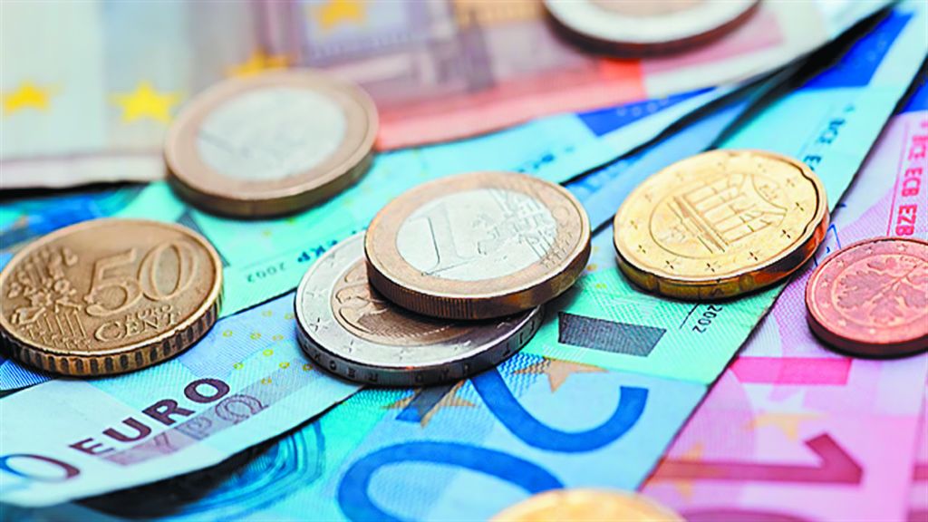 Καμπανάκι στην ευρωζώνη από επιτόκια, δημοσιονομική πολιτική
