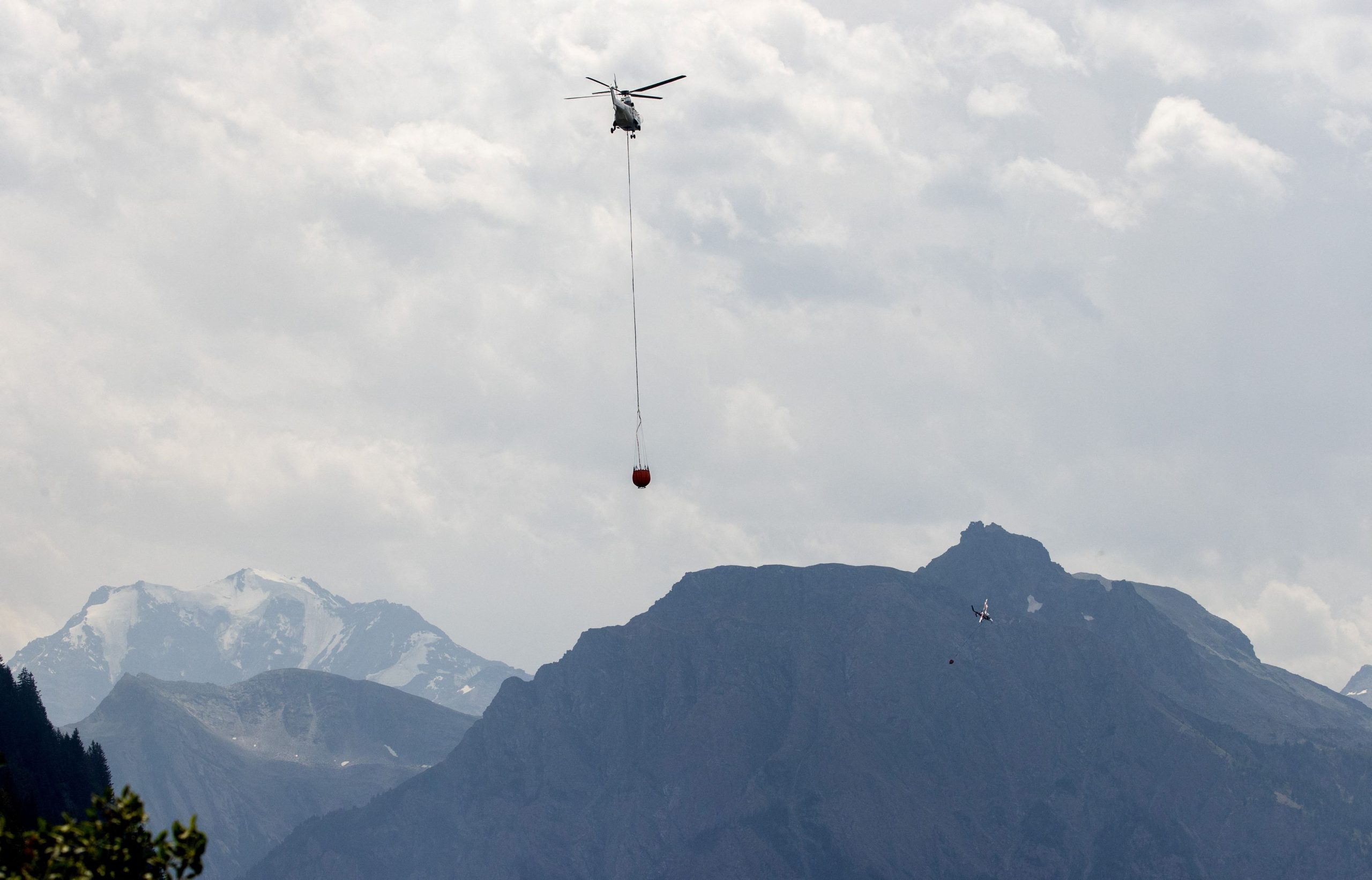Φωτιές: Η Τουρκία στέλνει αεροσκάφη και ελικόπτερο στην Ελλάδα