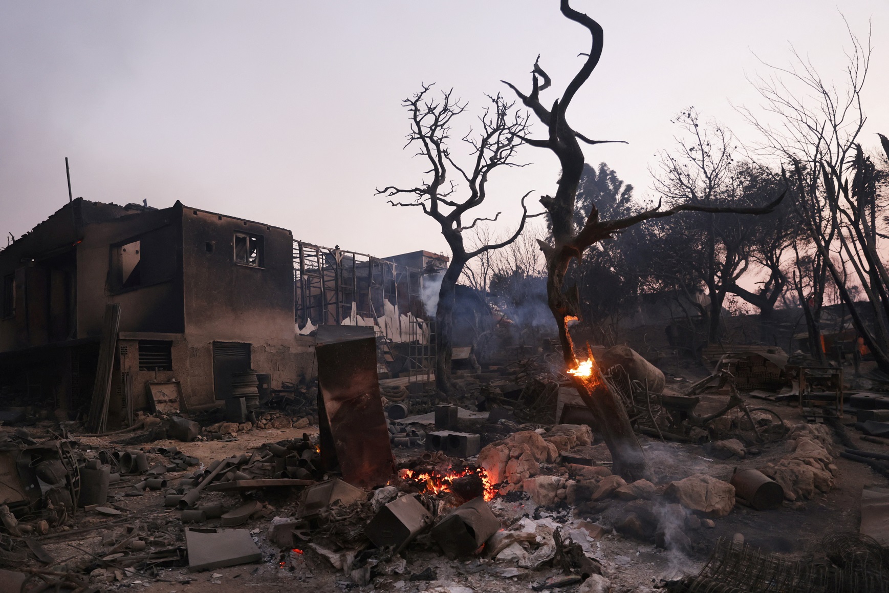 Ολονύχτια μάχη με τις φλόγες – Τέσσερα τα μεγάλα πύρινα μέτωπα, αγωνία για τις αναζωπυρώσεις