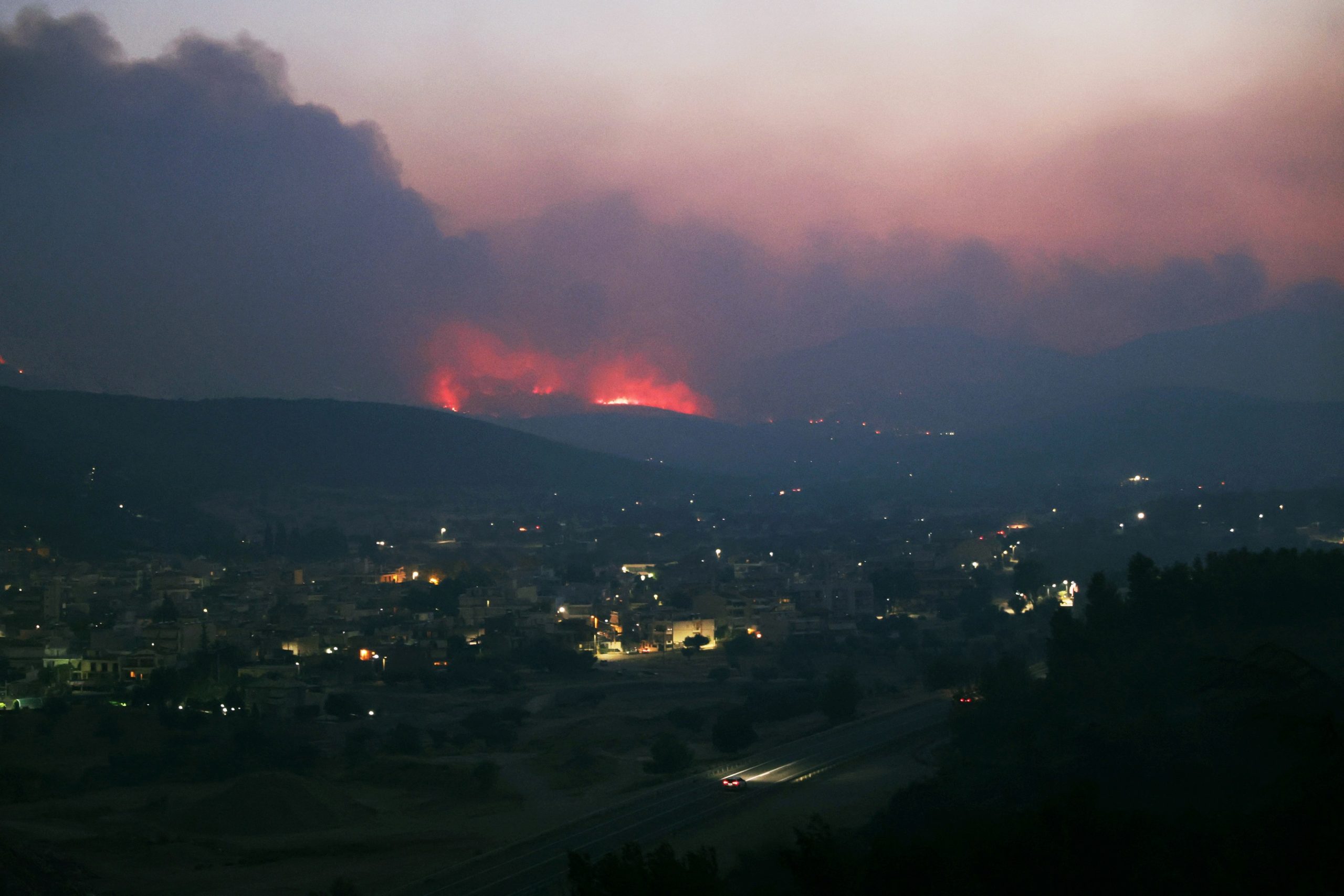 Φωτιές: Χάος σε δυτική Αττική, Κορινθία και Ρόδο – Καταστροφές και πύρινα μέτωπα χιλιομέτρων