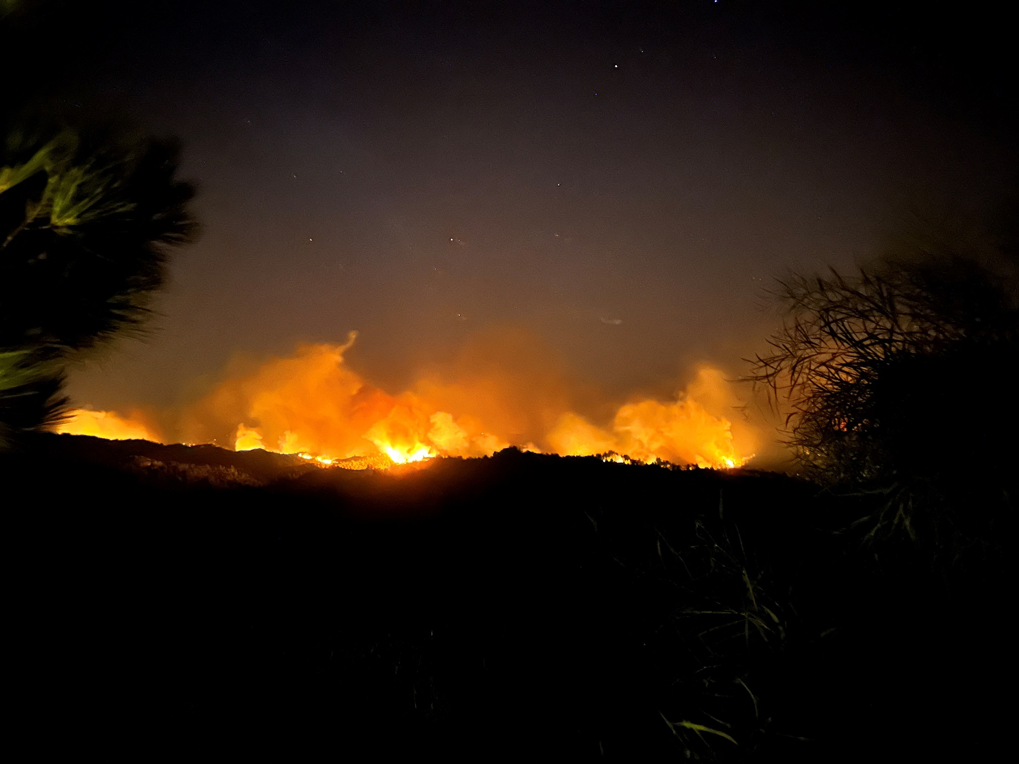 Ολονύχτια μάχη με τις φλόγες – Πύρινη κόλαση σε Ρόδο, Κάρυστο και Κέρκυρα, αγωνία για τις αναζωπυρώσεις