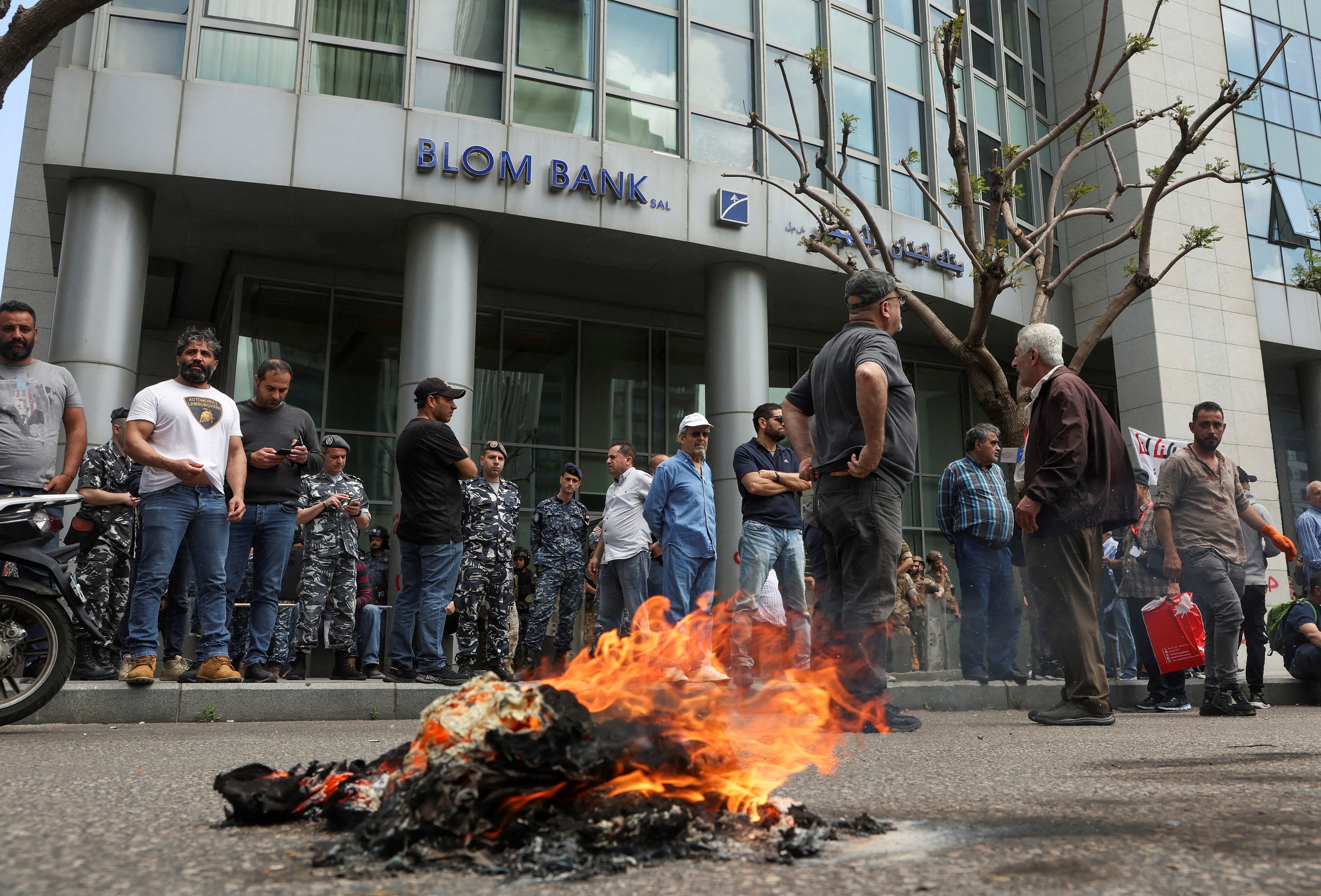 «Τα λεφτά μου ή τη ζωή σου»: Οι αξιότιμοι… ληστές του Λιβάνου