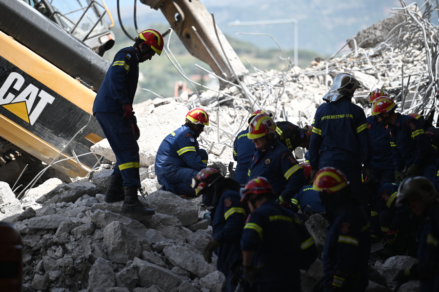 Τραγωδία στην Πάτρα: Η AVAX εκτελούσε τις εργασίες κατεδάφισης της γέφυρας – Τι υποστηρίζει