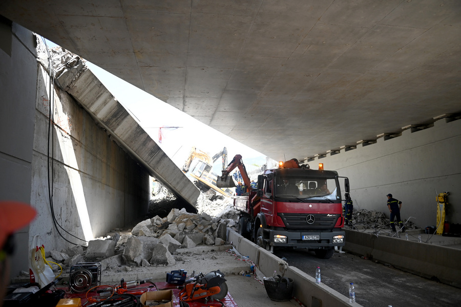 Τραγωδία στην Πάτρα: Πώς βρέθηκαν άτομα κάτω από τη γέφυρα