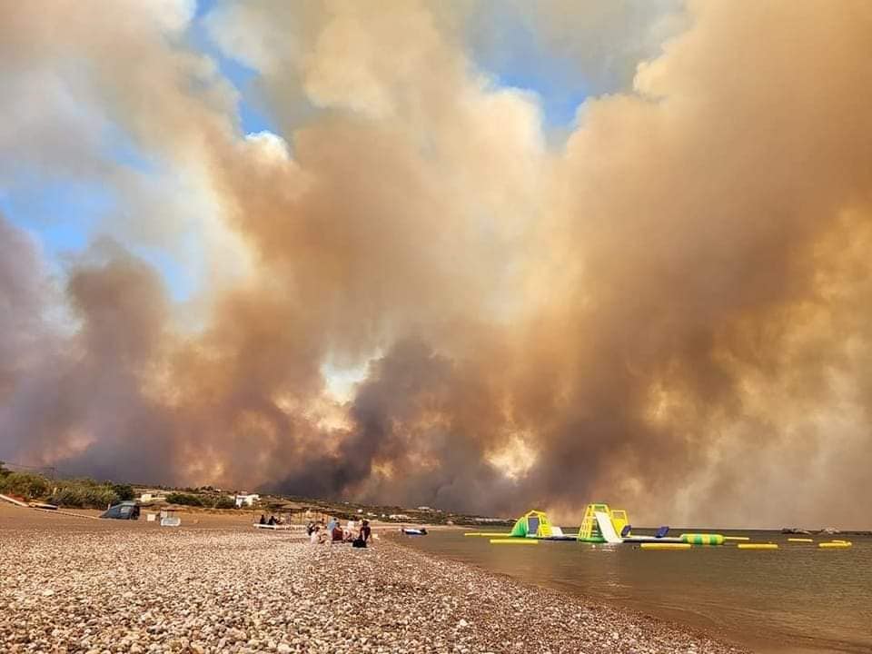 Φωτιά στη Ρόδο: Πρώτο θέμα στα βρετανικά ΜΜΕ