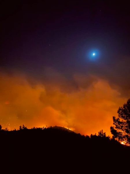 Φωτιά: Πύρινος εφιάλτης σε Ρόδο, Αίγιο, Κάρυστο – Μαζικές εκκενώσεις οικισμών, 17 μόνο στην Κέρκυρα