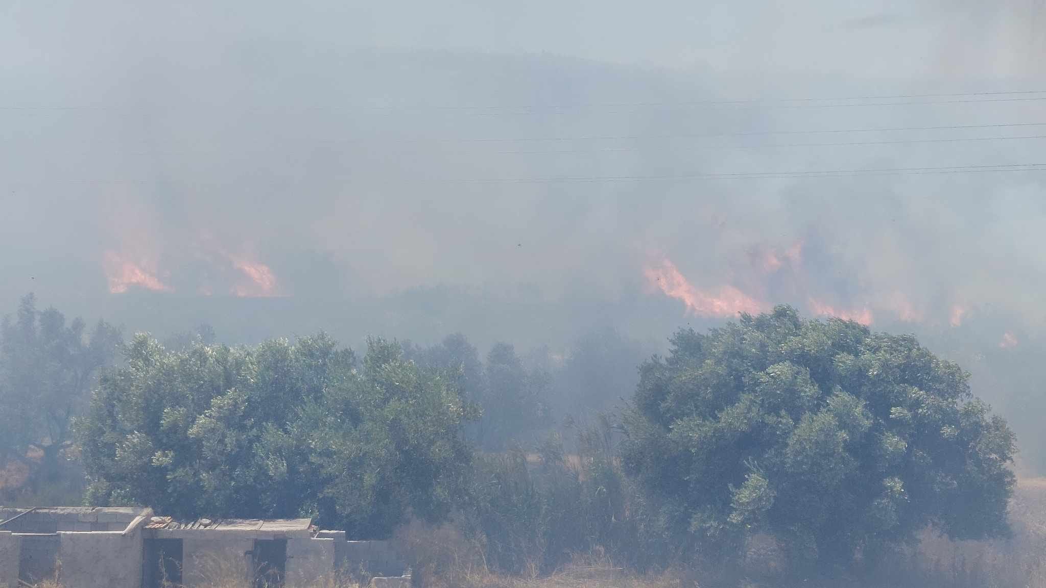 Φωτιά στον Κουβαρά: Εκτακτη ανακοίνωση Meteo – Εξαιρετικά δυσμενείς οι συνθήκες τις επόμενες ώρες