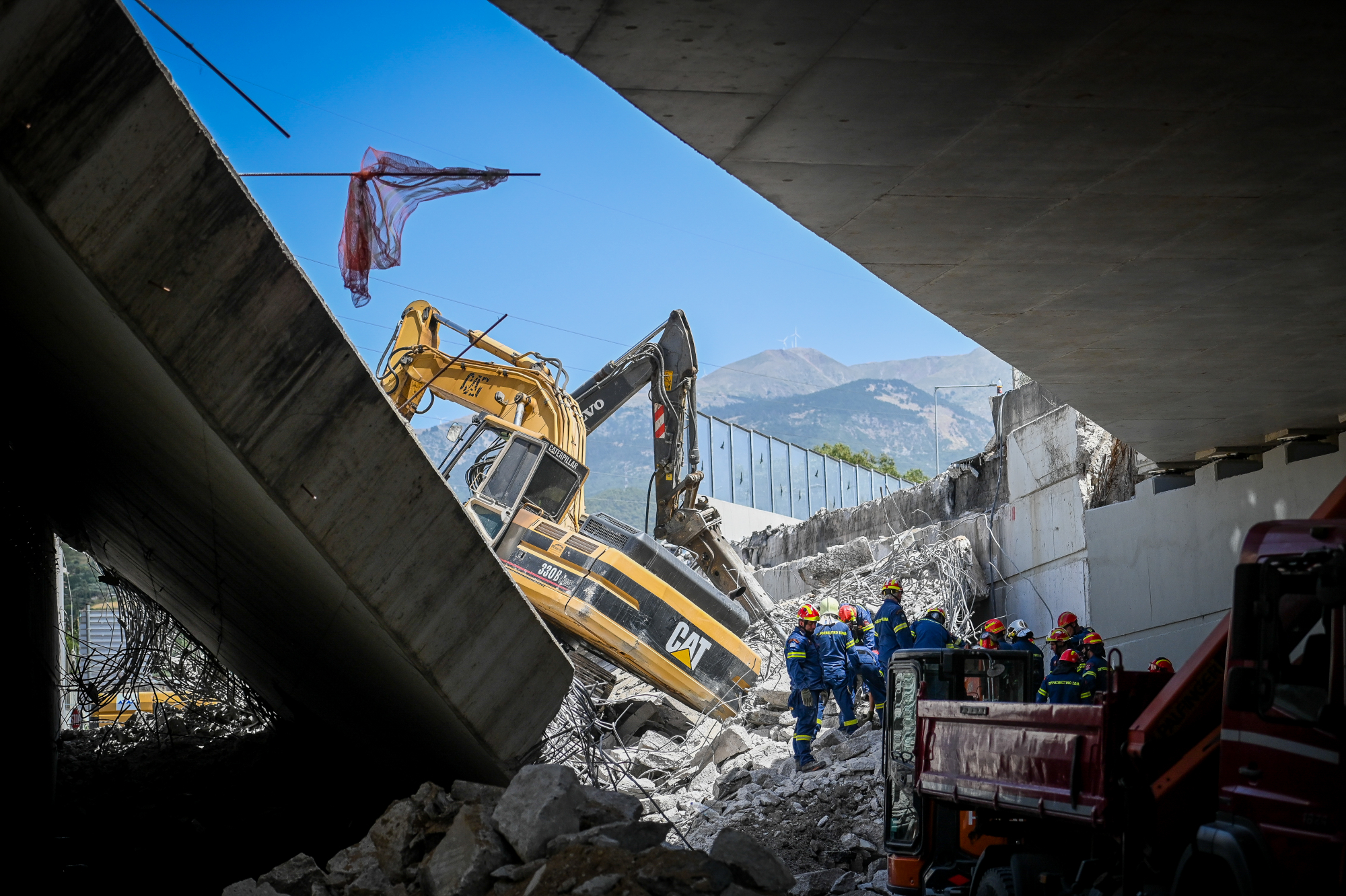 Bridge collapse in Patras: The arrests and searches for those trapped