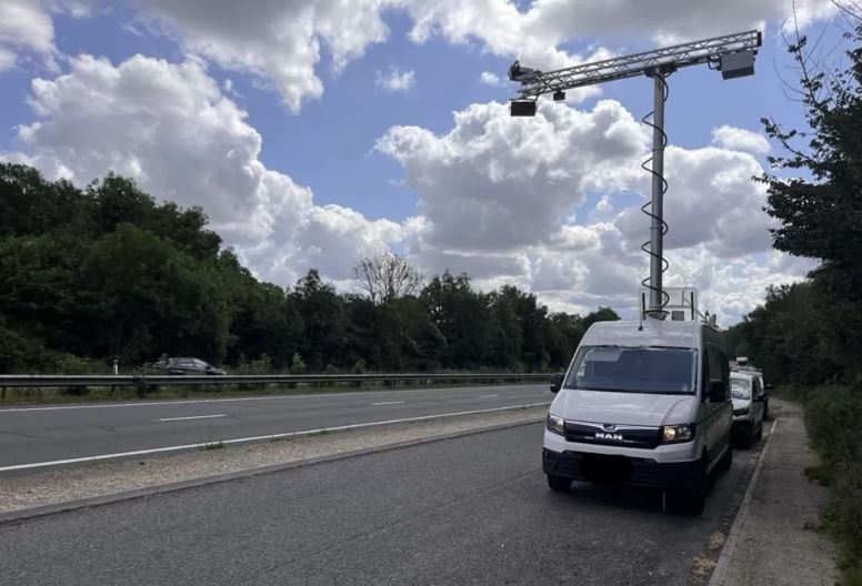 Κρυφές κάμερες ΑΙ άρχισαν να κόβουν κλήσεις στους βρετανούς οδηγούς