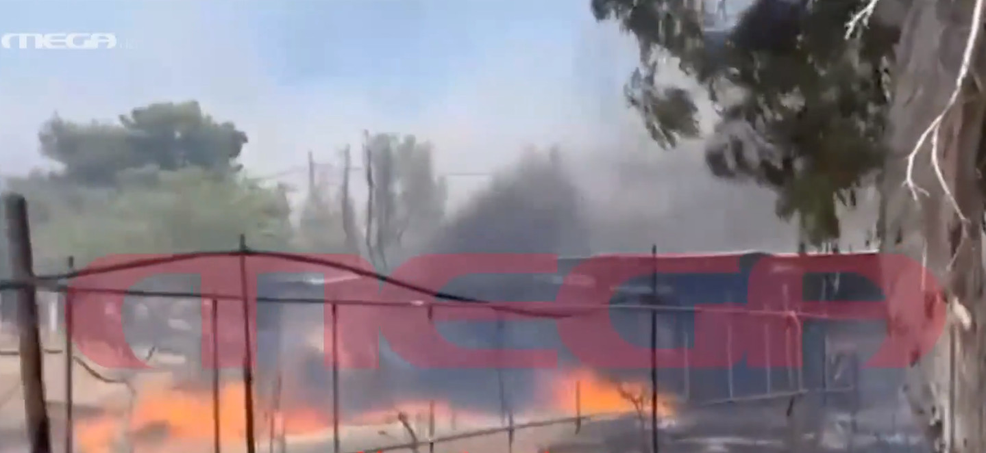 Φωτιά στον Κουβαρά: Καίγονται σπίτια στον δήμο Σαρωνικού