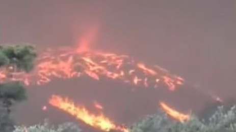 Φωτιά στη Ρόδο: Η στιγμή που δημιουργείται το φαινόμενο του πυροστροβίλου