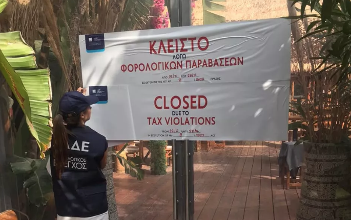 Tax authority shuts down and fines well-known clubs in Santorini and Athens Riviera