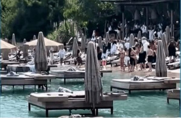 Σερβιτόρος στη Ρόδο: Σωρεία παραβάσεων στο beach bar – Οι αποφάσεις να σφραγιστεί και η ανοχή της πολιτείας