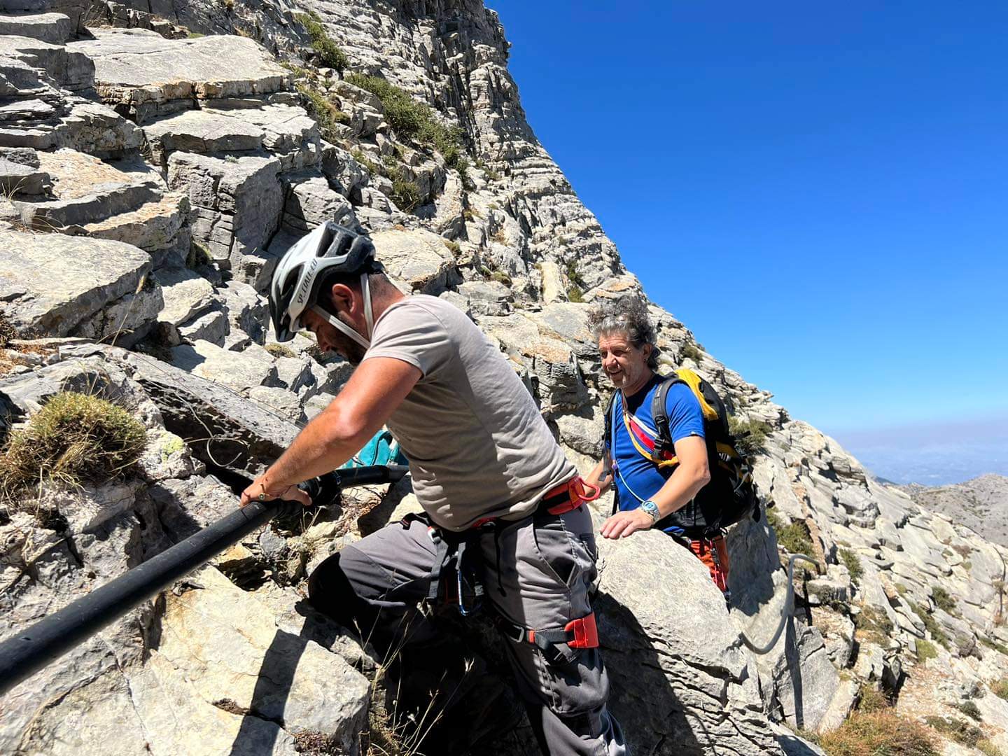 Aυτοδιοίκηση: Ορειβάτες αποκατέστησαν βλάβη στα 2.000 υψόμετρο