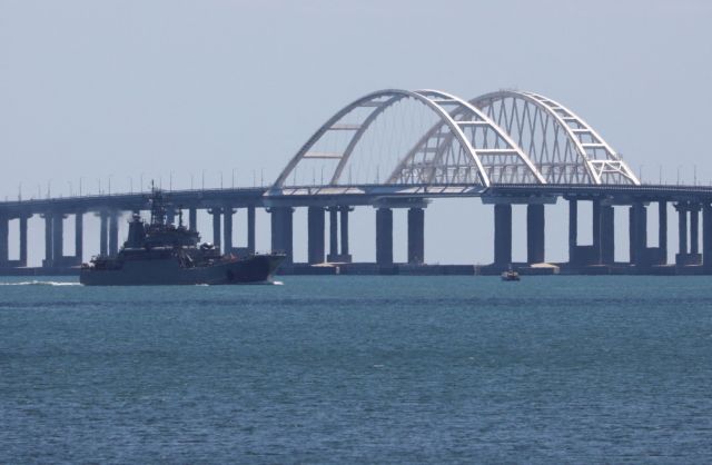 Κριμαία: Προσωρινή διακοπή της κυκλοφορίας στη γέφυρα μετά από ουκρανική επίθεση με drone