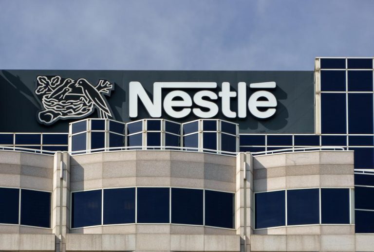 Nestlé: Παραδέχτηκε χρήση απαγορευμένων μεθόδων στην παραγωγή εμφιαλωμένων νερών