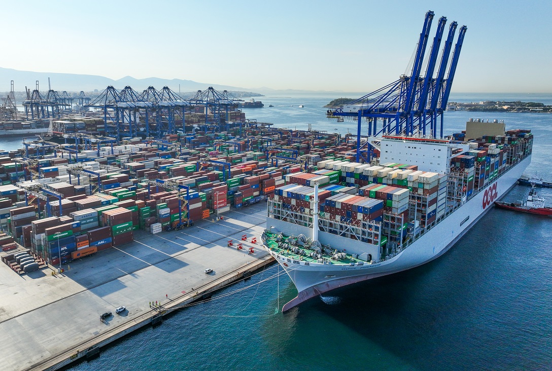 Giant containership “OOCL Piraeus” “eclipses” the port of Piraeus [pics]