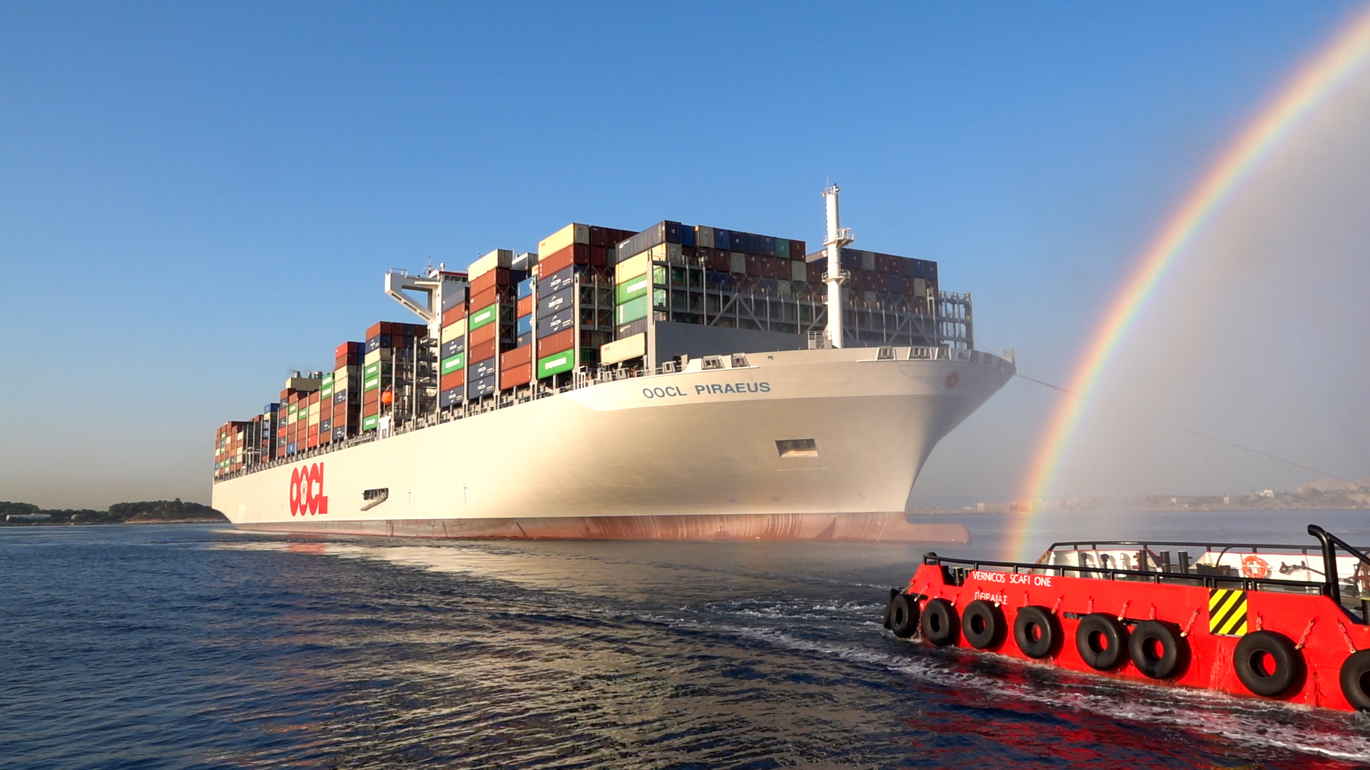 Ναυτιλία: «Εκρυψε» το λιμάνι του Πειραιά το γιγάντιο containership «OOCL Piraeus» [εικόνες]