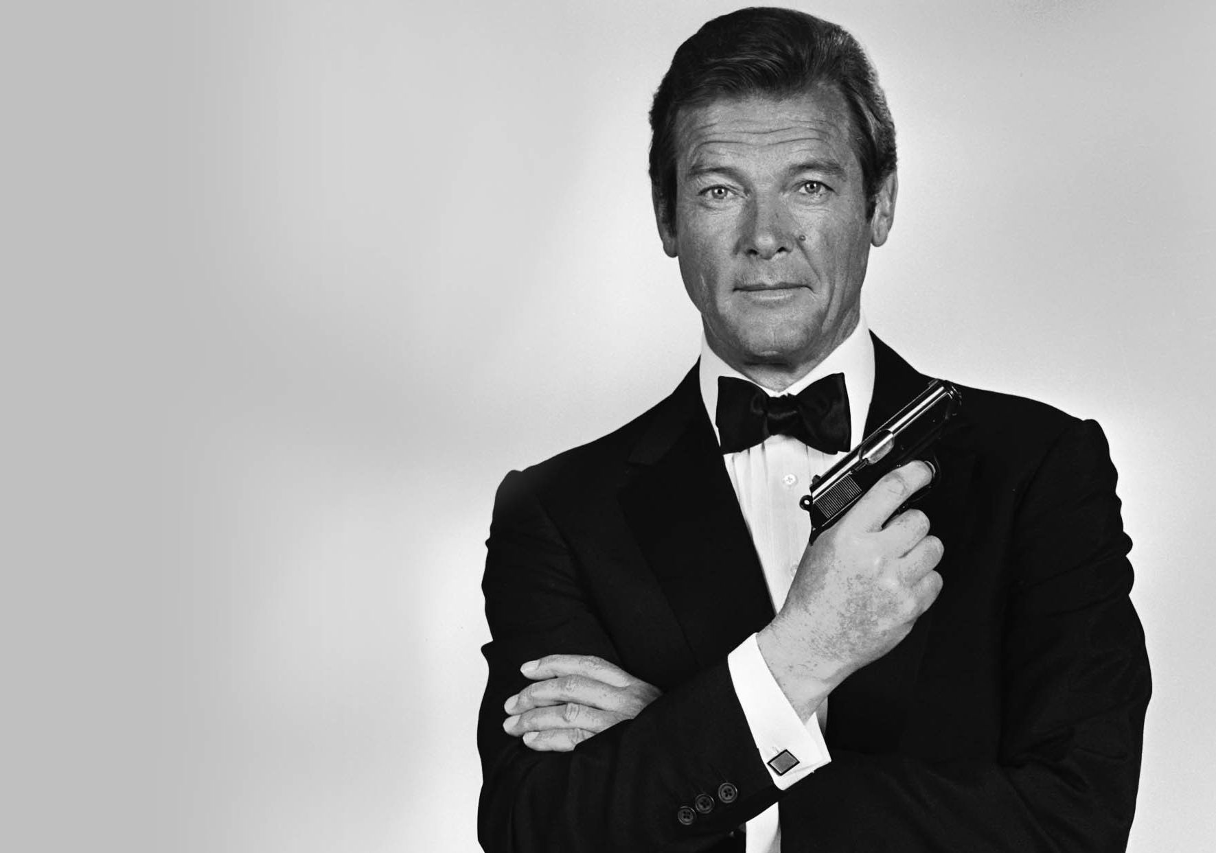 Τζέιμς Μποντ: Δημοπρατούνται αντικείμενα του 007 από την οικογένεια του Ρότζερ Μουρ