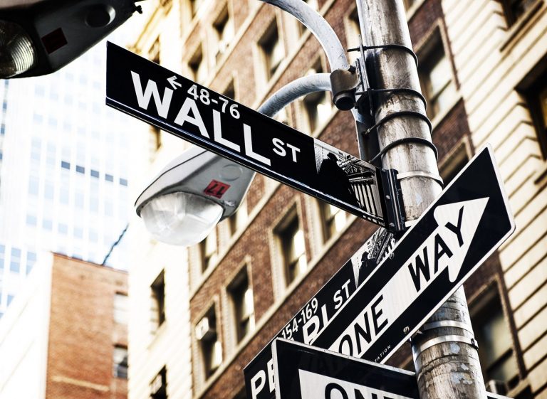 Wall Street: Άνοδος στη σκιά των ομολόγων