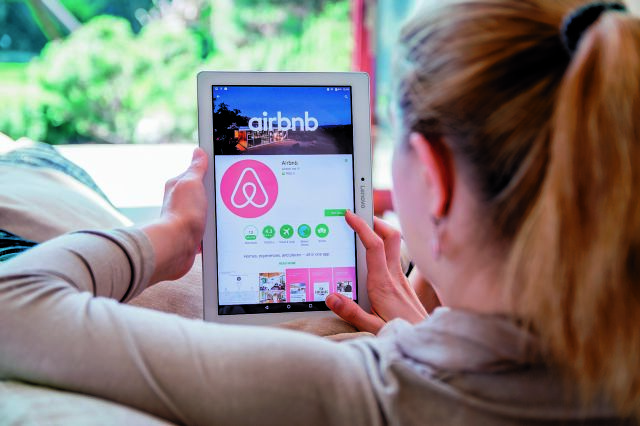 Airbnb: Σε ποιες χώρες σπάνε τα κοντέρ τιμές και ζήτηση
