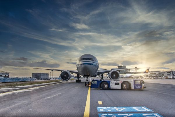 Απότομη προσγείωση στα αεροδρόμια της περιφέρειας