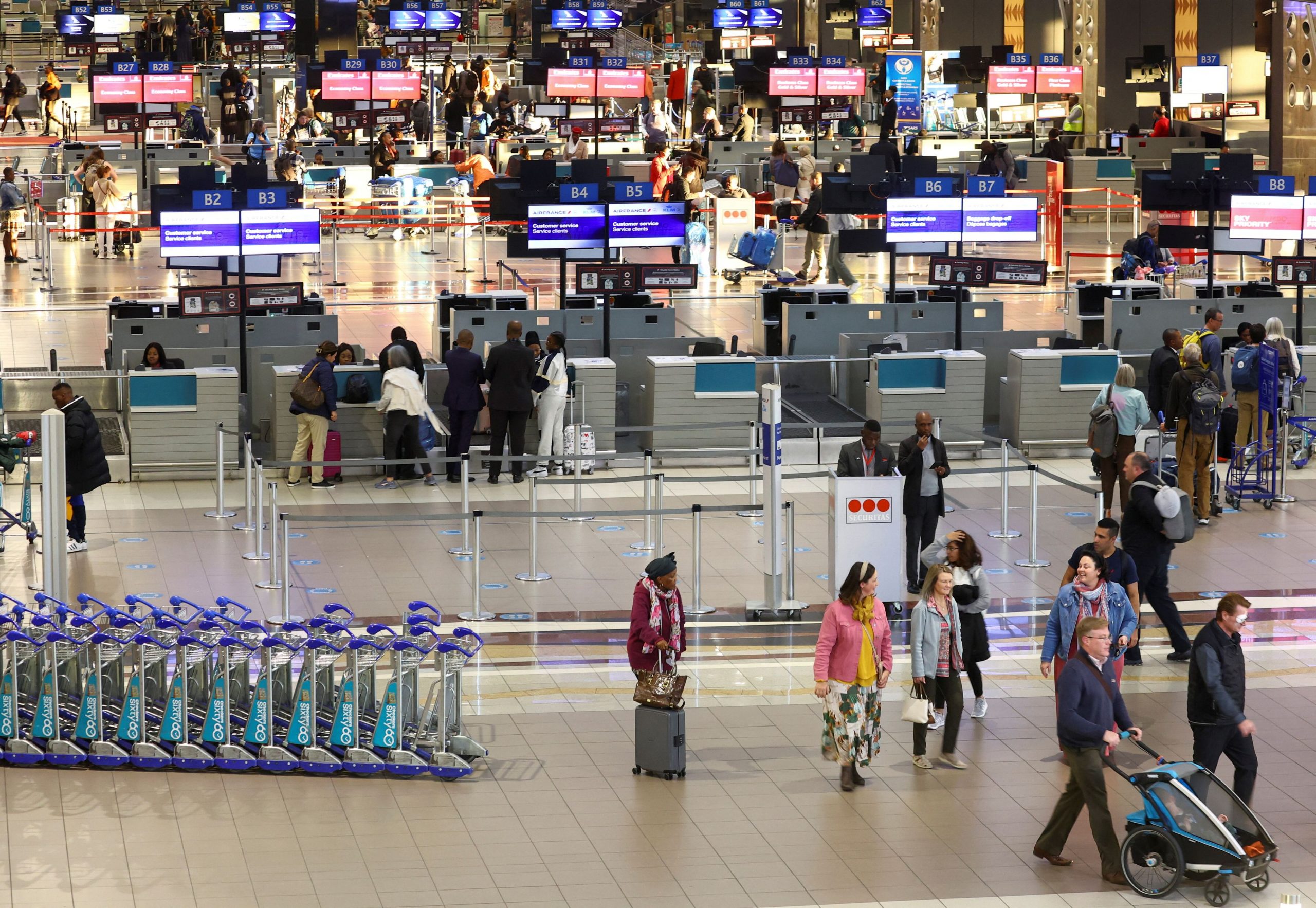 Αεροπορικά ταξίδια: Το «χάος» στα ευρωπαϊκά αεροδρόμια φεύγει, τα ακριβότερα εισιτήρια… παραμένουν