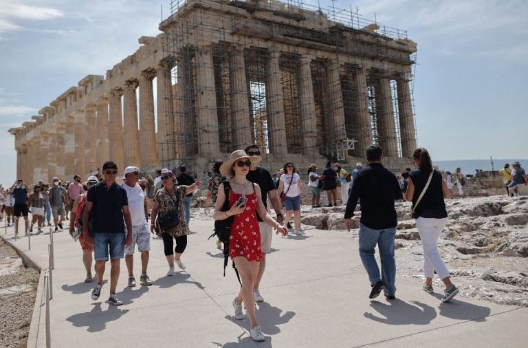 FAZ: Δεν είναι σαφές το εάν η τρέχουσα ζέστη θα οδηγήσει σε μείωση του τουρισμού