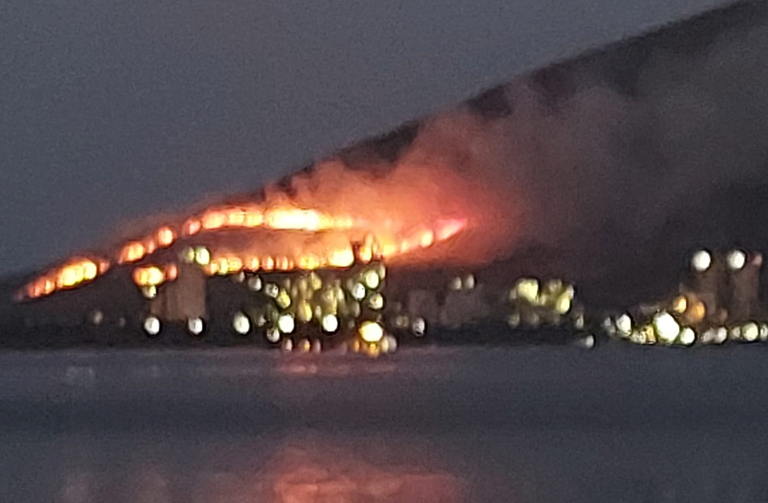Εύβοια: Φωτιά στο Μηλάκι Αλιβερίου κοντά στο εργοστάσιο της ΔΕΗ