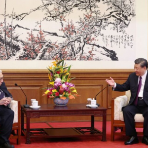 Κίσινγκερ: Αιφνιδιαστική επίσκεψη στο Πεκίνο